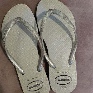 *NWOT* Havaianas Silver Sparkle Flip Flops - Size 6